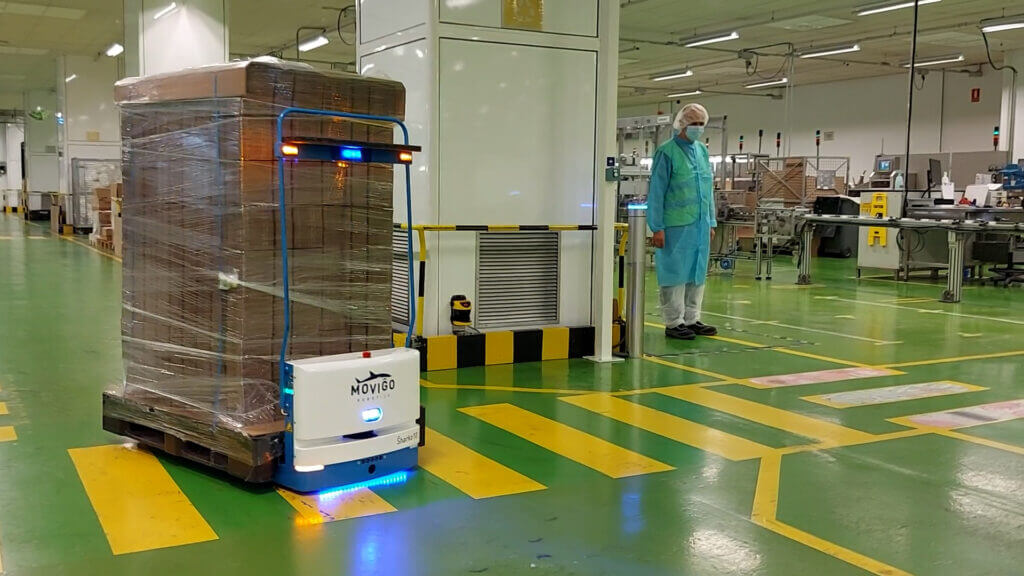 sharko10 pallet amr agv autonome mobiele robot vervoert een pallet door fabriek