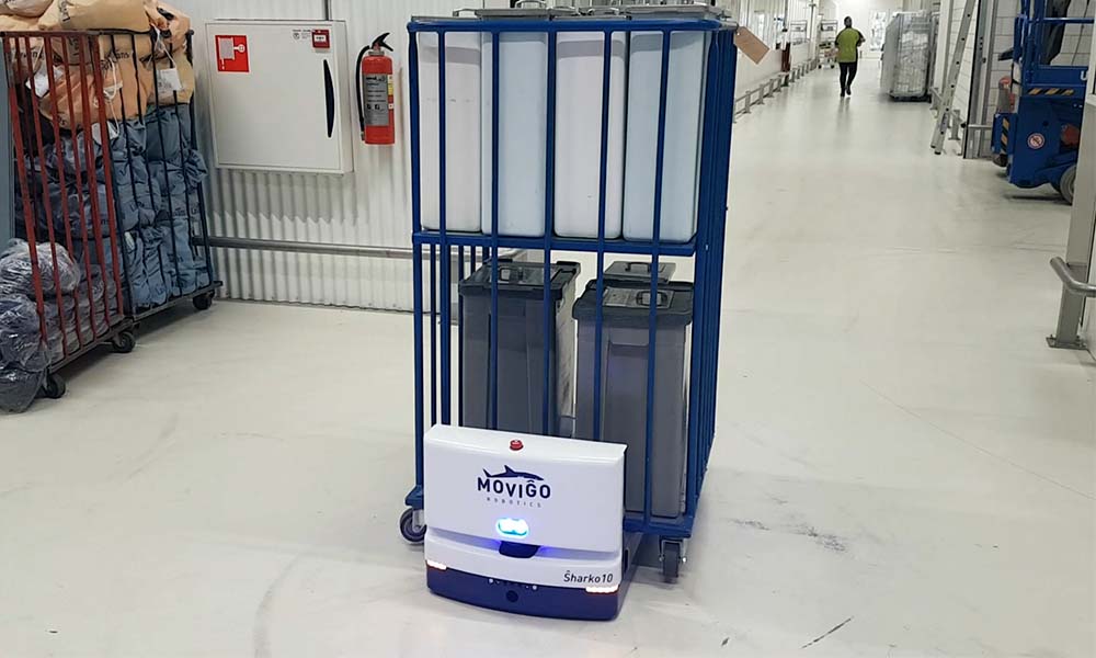 Sharko10 Pallet Robot AMR AGV Carrying a Trolley at Industrial Laundry