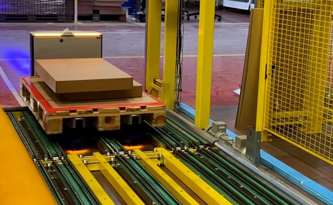 Sharko10 Autonomous Mobile Robot AGV Places a Pallet Directly in Machine in Factory