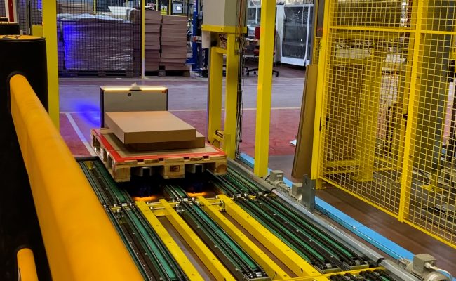 Sharko10 Autonomous Mobile Robot AGV Places a Pallet Directly in Machine in Factory