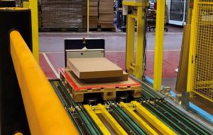 MoviGo Sharko10 Pallet Robot AGV AMR Places a EURO pallet in machine